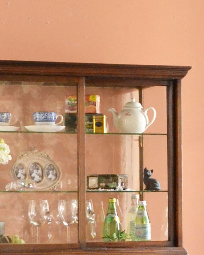 ウォールキャビネット　アンティーク家具　Ｃａｄｂｕｒｙ社のディスプレイキャビネット、アンティークショーケース。ガラス越しに中をのぞいてみると･･･中に入れたものが、なんだかちょっと高級に見えちゃうんです。(m-527-f)