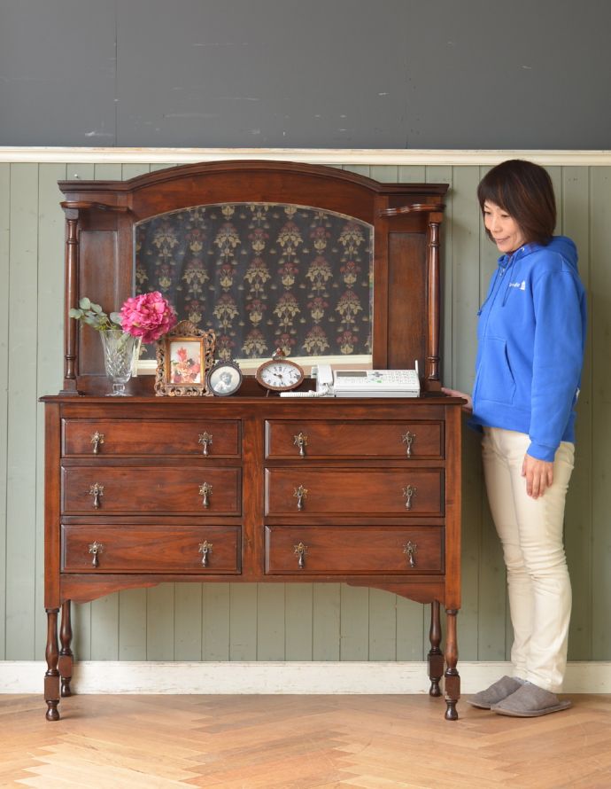サイドバイサイド　アンティーク家具　イギリスアンティーク家具、マホガニー材のミラーバックサイドボード（ミラー付きチェスト）。生活感のあるものは、引き出しに何でも収納しちゃいましょう！（モデルの身長は163cmです）。(m-529-f)