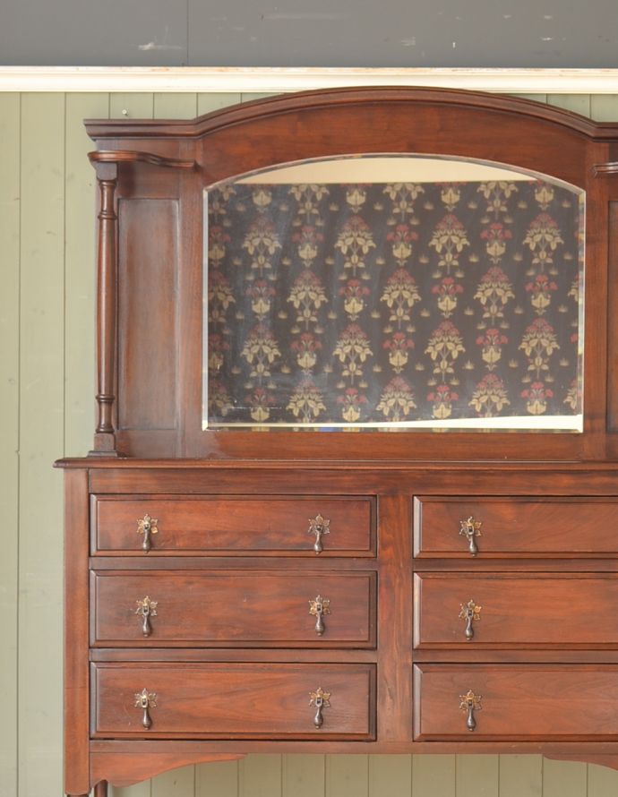 サイドバイサイド　アンティーク家具　イギリスアンティーク家具、マホガニー材のミラーバックサイドボード（ミラー付きチェスト）。引き出しのデザインが大人っぽくて素敵です。(m-529-f)