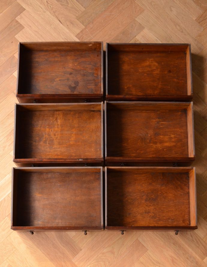 サイドバイサイド　アンティーク家具　イギリスアンティーク家具、マホガニー材のミラーバックサイドボード（ミラー付きチェスト）。引き出しは６杯。(m-529-f)