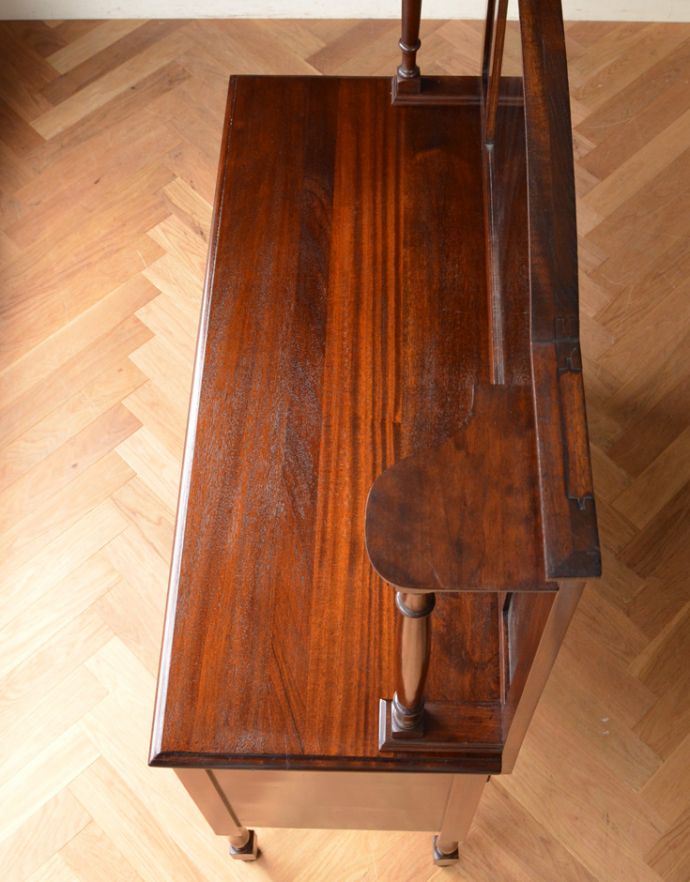 サイドバイサイド　アンティーク家具　イギリスアンティーク家具、マホガニー材のミラーバックサイドボード（ミラー付きチェスト）。ピカピカの天板です。(m-529-f)