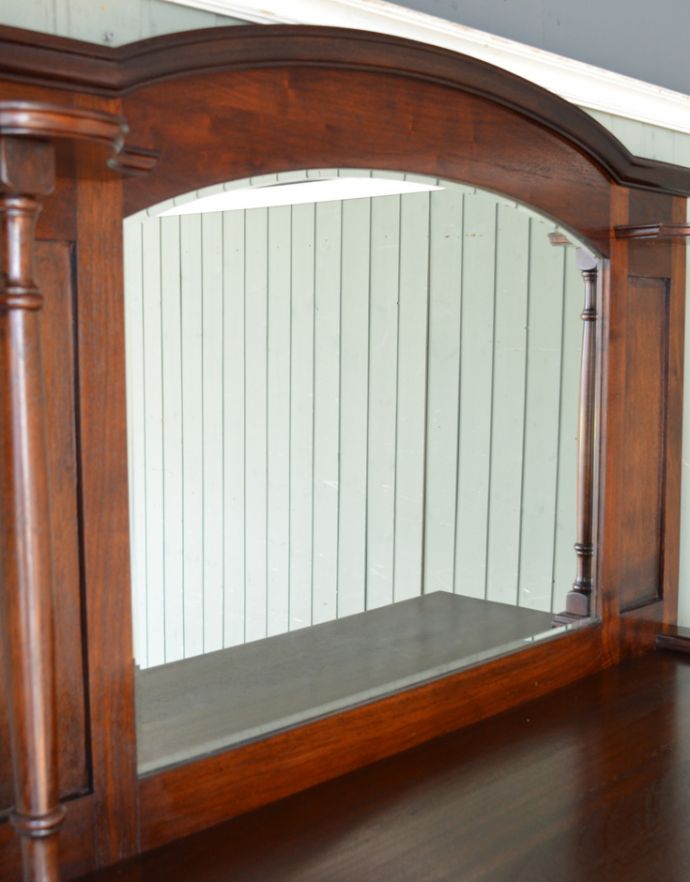 サイドバイサイド　アンティーク家具　イギリスアンティーク家具、マホガニー材のミラーバックサイドボード（ミラー付きチェスト）。大きな鏡はお部屋を広く見せる効果大。(m-529-f)