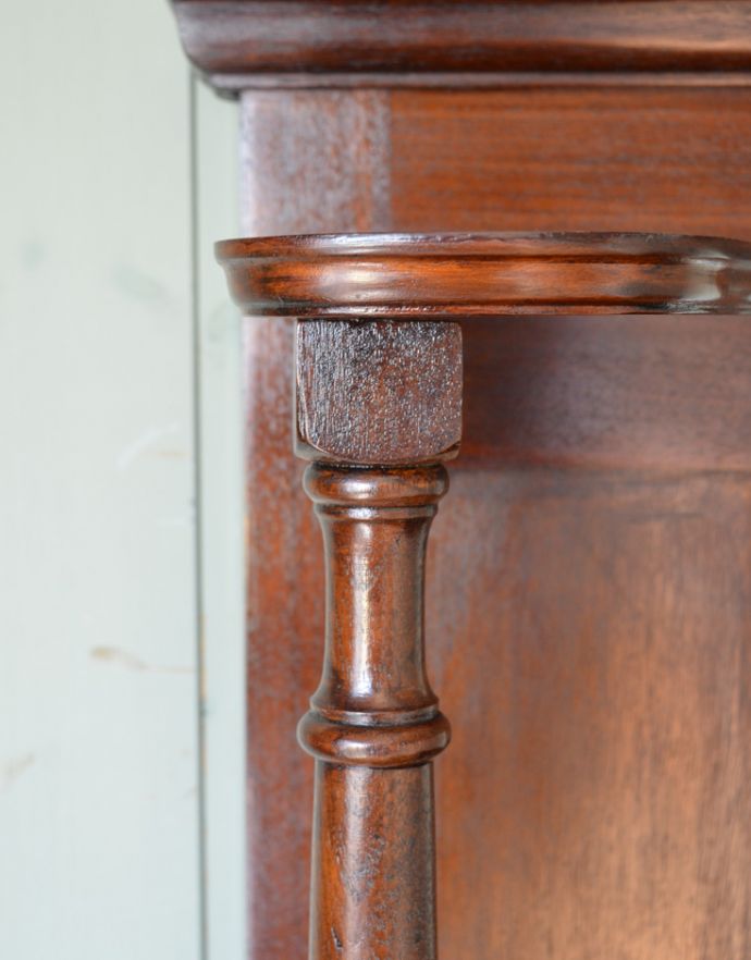 サイドバイサイド　アンティーク家具　イギリスアンティーク家具、マホガニー材のミラーバックサイドボード（ミラー付きチェスト）。木で繊細なデザインが彫ってあります。(m-529-f)