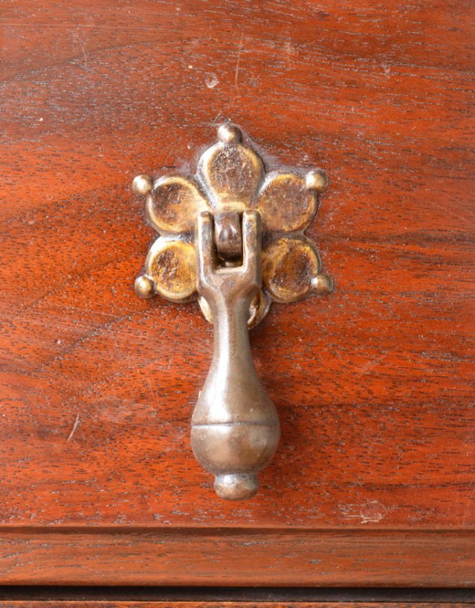 サイドバイサイド　アンティーク家具　イギリスアンティーク家具、マホガニー材のミラーバックサイドボード（ミラー付きチェスト）。アクセサリーみたいにオシャレな引き出しの取っ手です。(m-529-f)