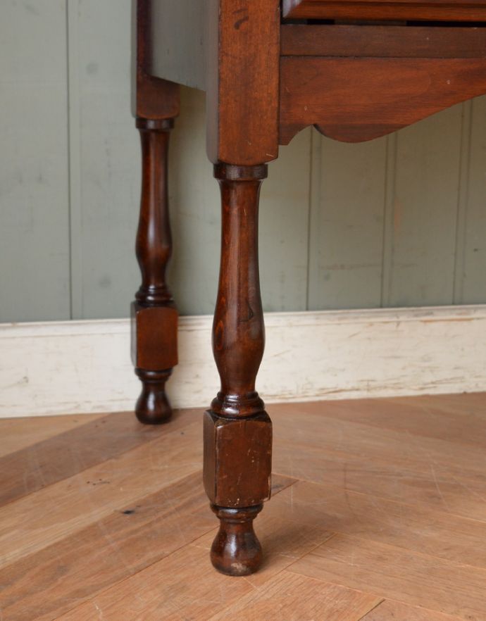 サイドバイサイド　アンティーク家具　イギリスアンティーク家具、マホガニー材のミラーバックサイドボード（ミラー付きチェスト）。脚がすっきりしているのでお掃除も楽ですよ。(m-529-f)