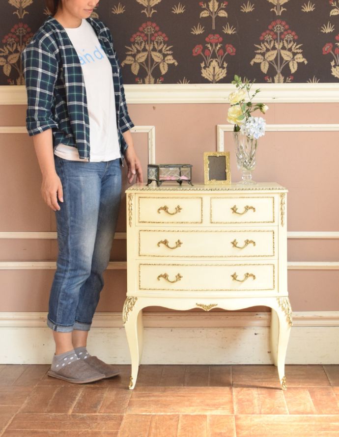 アンティークのチェスト　アンティーク家具　可愛い猫脚のフレンチインテリア、アンティークの白いスモールチェスト（３段）。華があって、ドールハウスにあるような可愛いデザイン。(m-532-f-1)