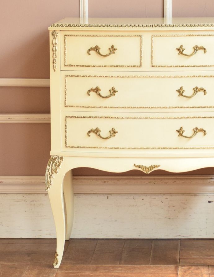 アンティークのチェスト　アンティーク家具　可愛い猫脚のフレンチインテリア、アンティークの白いスモールチェスト（３段）。引き出しが３杯あるので、細々したものを収納できます。(m-532-f-1)