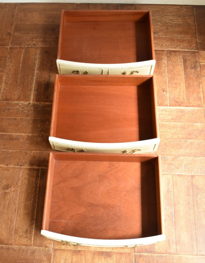 アンティークのチェスト　アンティーク家具　可愛い猫脚のフレンチインテリア、アンティークの白いスモールチェスト（３段）。引き出しは３杯。(m-532-f-1)