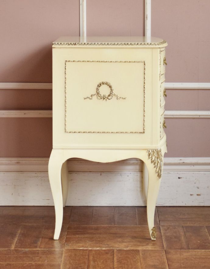 アンティークのチェスト　アンティーク家具　可愛い猫脚のフレンチインテリア、アンティークの白いスモールチェスト（３段）。サイドにも可愛い飾り。(m-532-f-1)