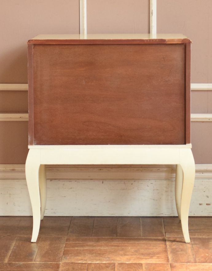 アンティークのチェスト　アンティーク家具　可愛い猫脚のフレンチインテリア、アンティークの白いスモールチェスト（３段）。裏側もキチンと仕上げているので、キレイな状態です。(m-532-f-1)