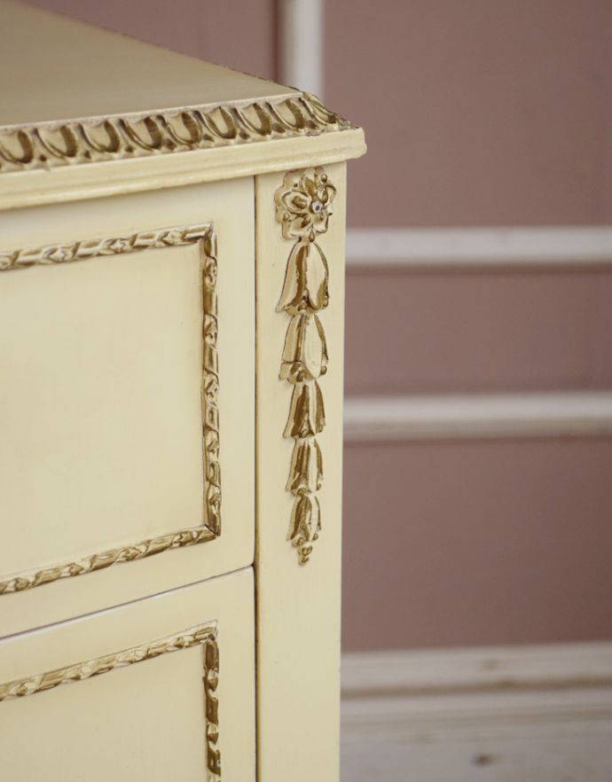 アンティークのチェスト　アンティーク家具　可愛い猫脚のフレンチインテリア、アンティークの白いスモールチェスト（３段）。角にも装飾がたっぷり！天板の縁にも可愛い飾りがあります。(m-532-f-1)