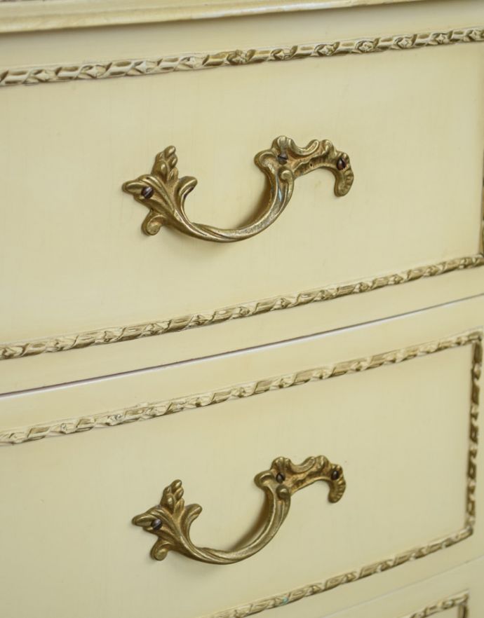 アンティークのチェスト　アンティーク家具　可愛い猫脚のフレンチインテリア、アンティークの白いスモールチェスト（３段）。引き出しの取っ手は蔦のような凝ったデザイン。(m-532-f-1)