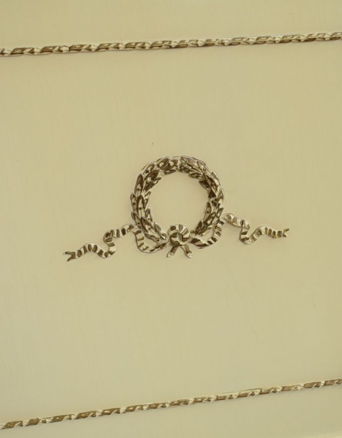 アンティークのチェスト　アンティーク家具　可愛い猫脚のフレンチインテリア、アンティークの白いスモールチェスト（３段）。リースがモチーフの装飾。(m-532-f-1)