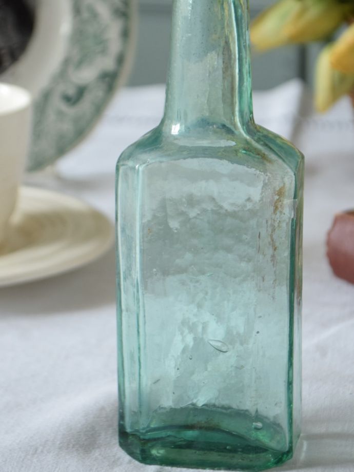 アンティークガラスのボトル