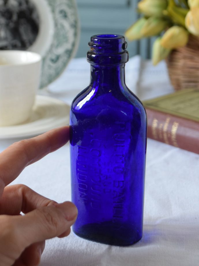 コバルトブルーのキレイなガラス瓶、アンティークのガラスボトル