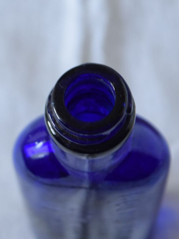 コバルトブルーのキレイなガラス瓶、アンティークのガラスボトル
