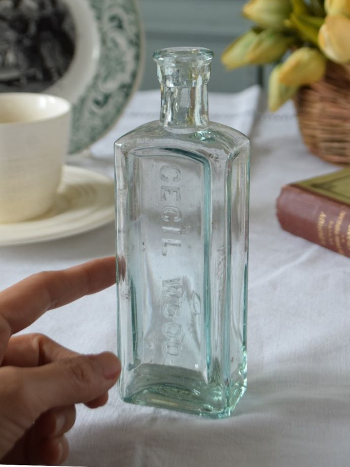 アンティークのおしゃれなガラスボトル、エンボス入りのガラス瓶