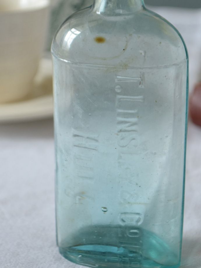 アンティークガラスのボトル