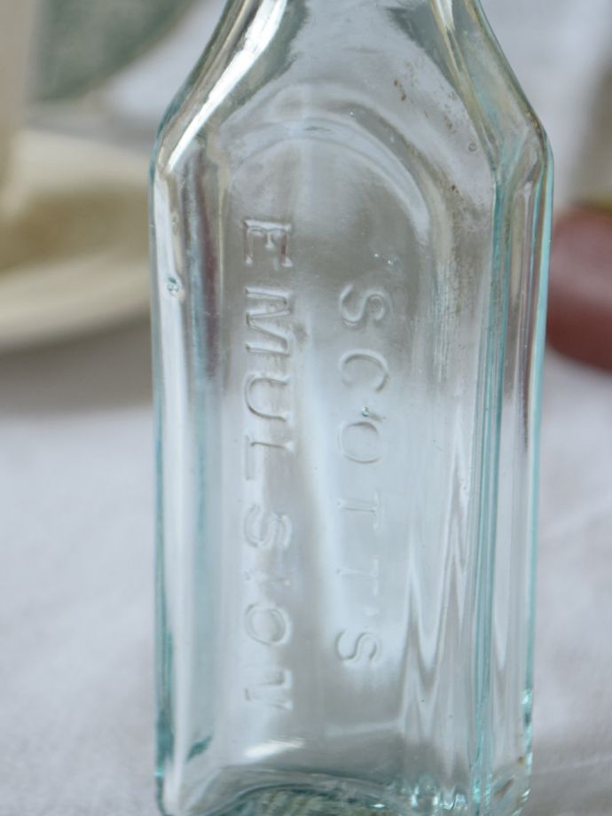 アンティークガラスのボトル