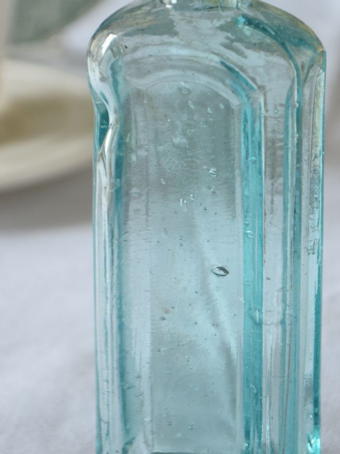 アンティークガラスのボトル