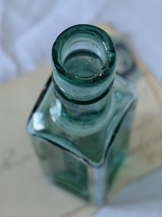 おしゃれなアンティークガラス雑貨