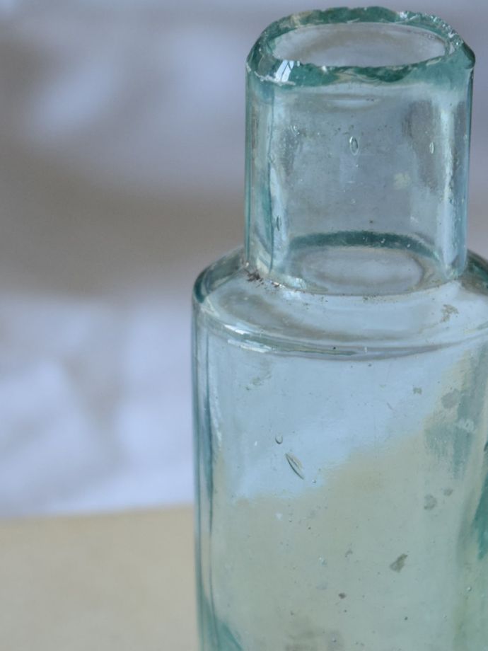 アンティークガラスのボトル