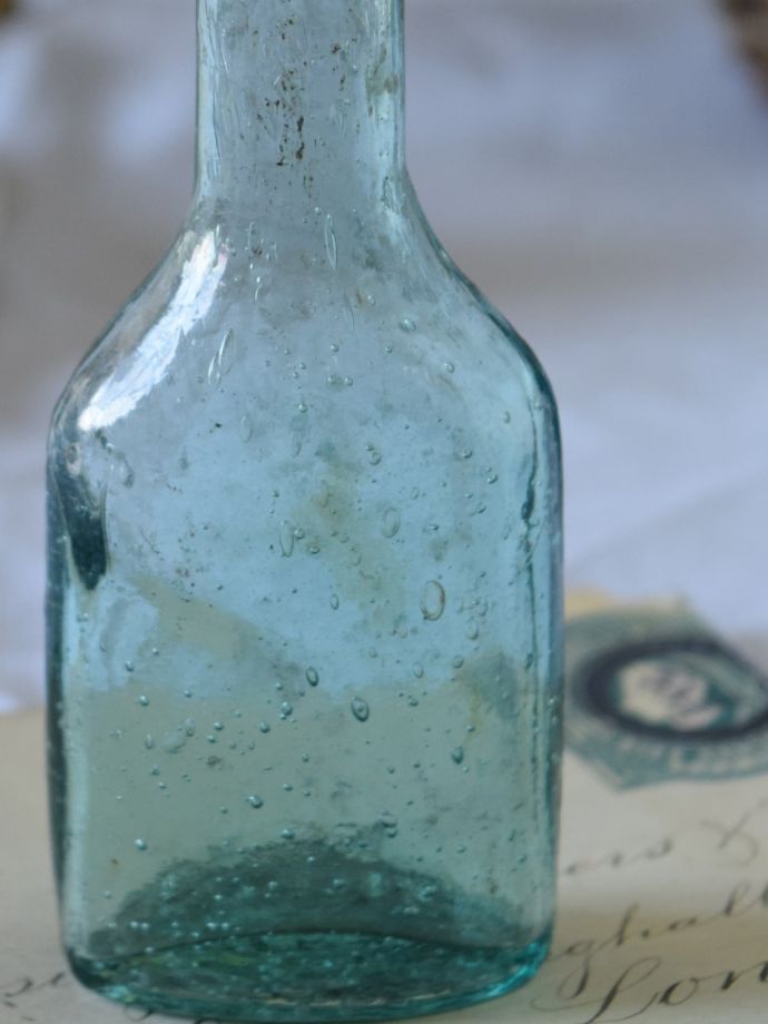 アンティークガラスのボトル