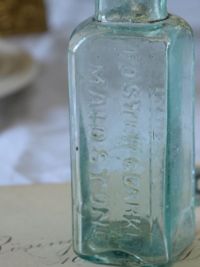 アンティークガラスのボトル