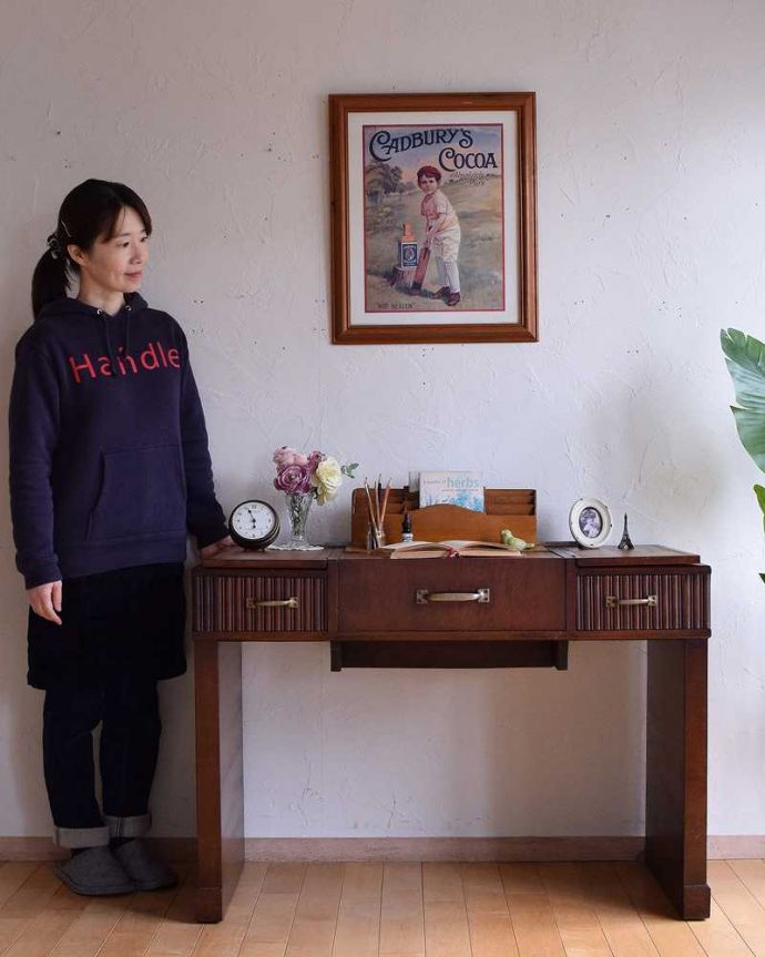 アンティークのデスク・書斎机　アンティーク家具　英国で見つけた機能的にも優れたライティングデスク、アンティーク英国家具（机）。英国アンティークらしくカッコいい大人のデスクアンティーク家具の中でも特に人気の高いデスク。(m-540-f-1)