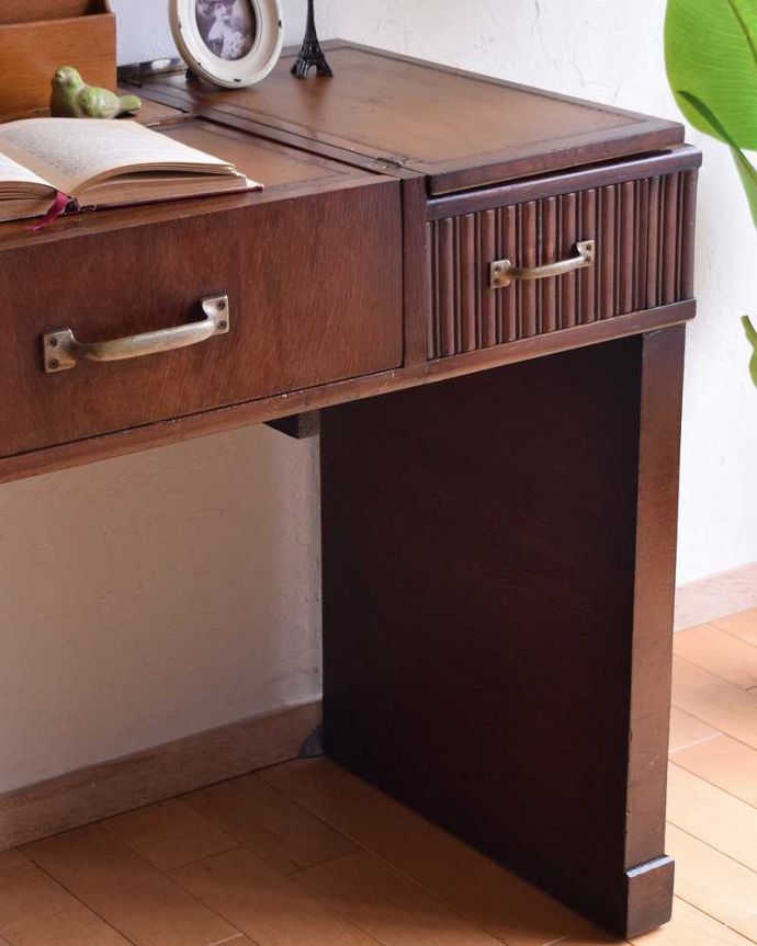 アンティークのデスク・書斎机　アンティーク家具　英国で見つけた機能的にも優れたライティングデスク、アンティーク英国家具（机）。英国らしい重厚感のある脚機能的なデザインのものが多いデスクだけに、アンティークらしく装飾が美しいものは目立ちます。(m-540-f-1)