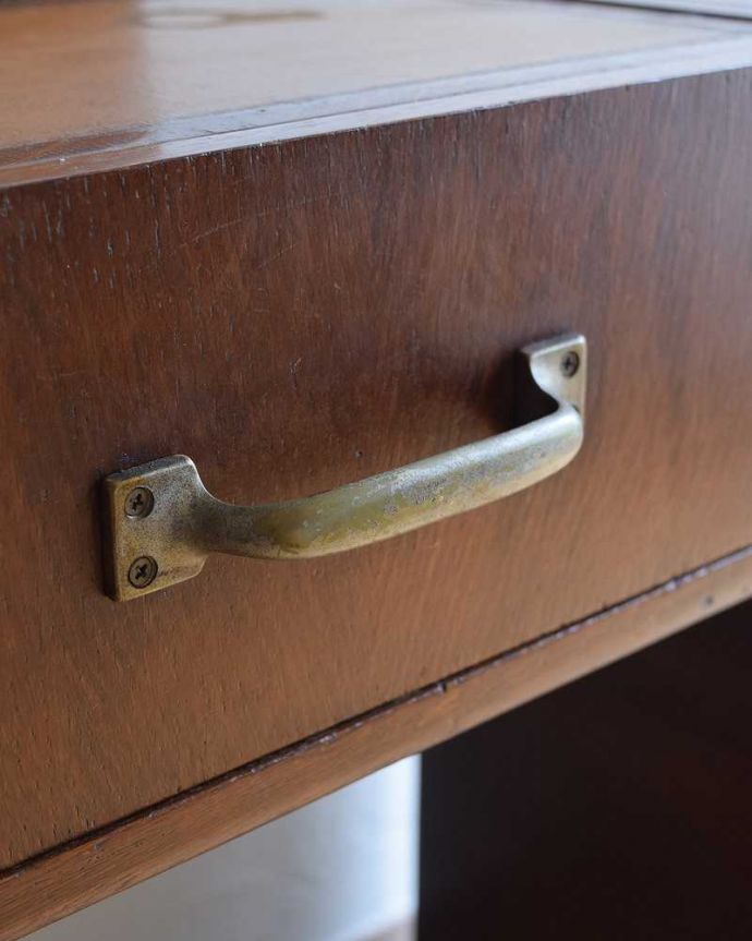 アンティークのデスク・書斎机　アンティーク家具　英国で見つけた機能的にも優れたライティングデスク、アンティーク英国家具（机）。こんな場所もアンティークらしくアンティーク家具らしく取っ手のデザインも凝っていて美しいんです。(m-540-f-1)