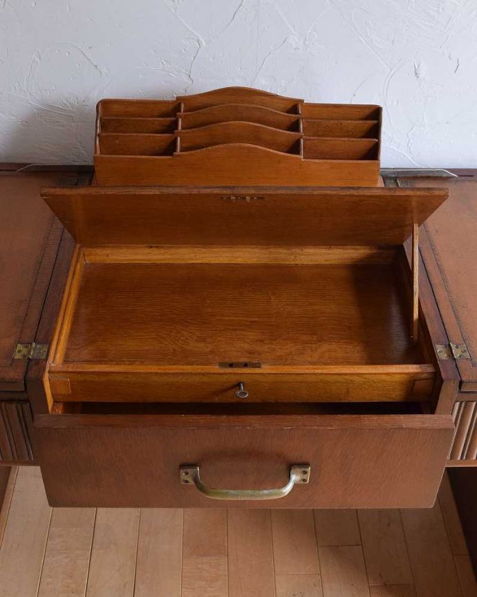 アンティークのデスク・書斎机　アンティーク家具　英国で見つけた機能的にも優れたライティングデスク、アンティーク英国家具（机）。天板下も収納になっています。(m-540-f-1)