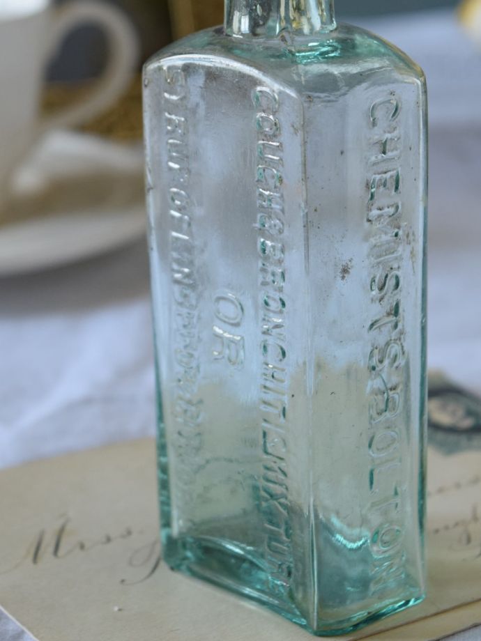アンティークガラスのボトル