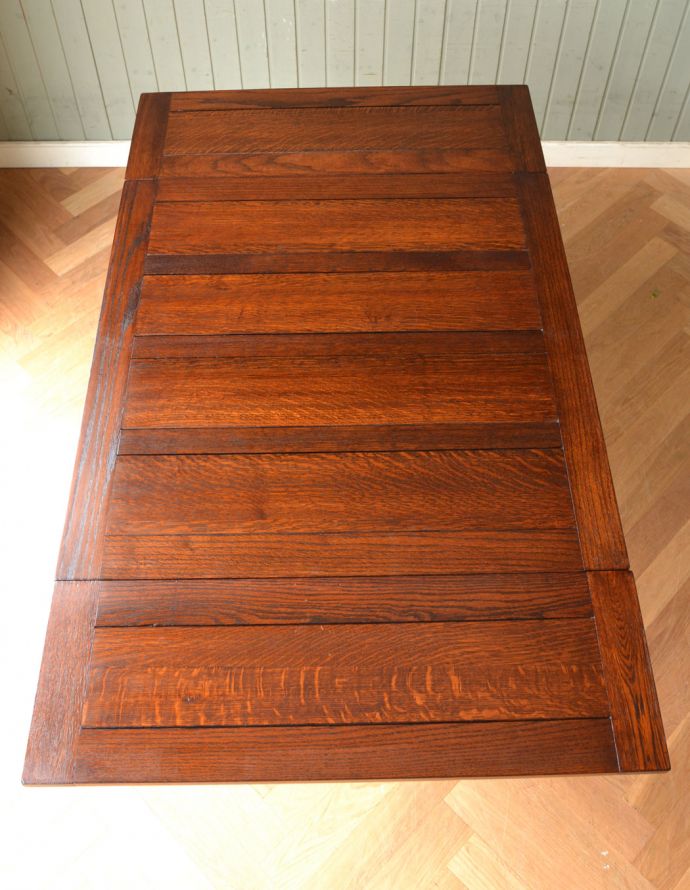 アンティークのテーブル アンティーク家具 アンティーク英国家具、2本脚のドローリーフテーブル(伸張式テーブル)。やっぱりテーブルは天板が重要全部開いた状態で天板を上から見てみるとこんな感じです。(m-542-f)