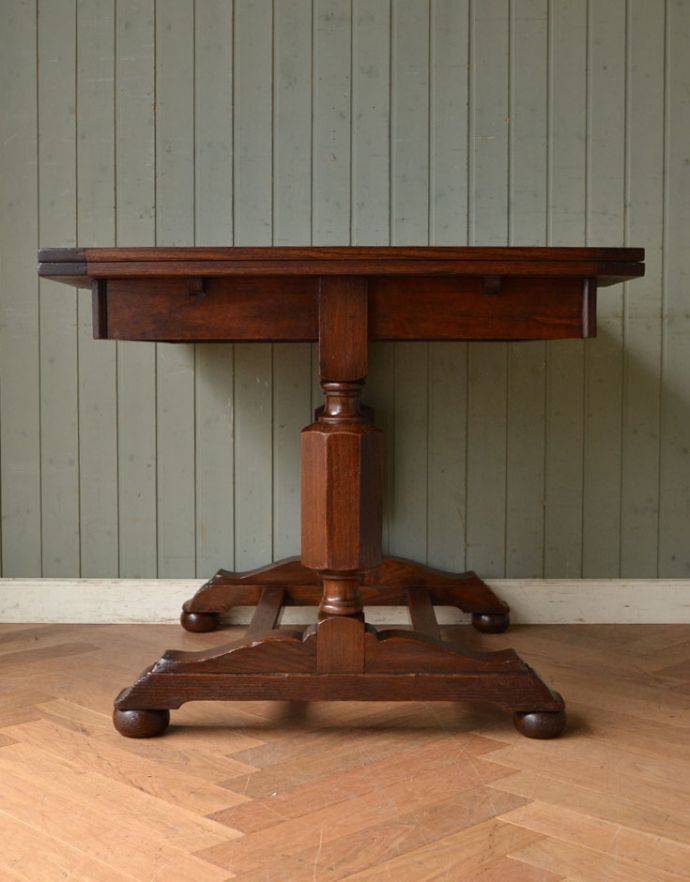 アンティークのテーブル アンティーク家具 アンティーク英国家具、2本脚のドローリーフテーブル(伸張式テーブル)。こちら側から見てみると・・・アンティークは新品ではないので経年変化によるキズはありますが、専門の職人がしっかり修復しました。(m-542-f)