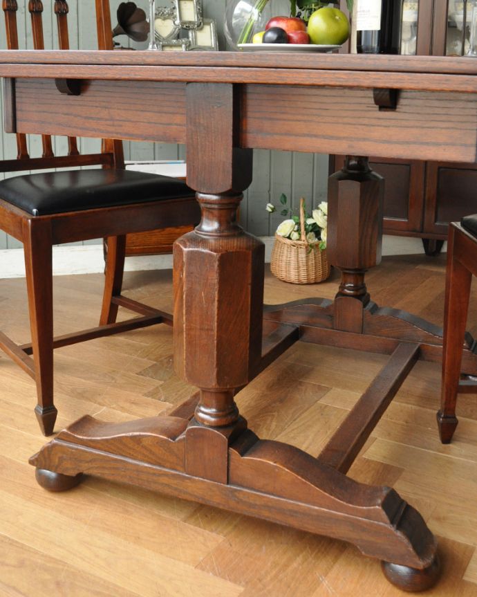 アンティークのテーブル アンティーク家具 アンティーク英国家具、2本脚のドローリーフテーブル(伸張式テーブル)。持ち上げなくても移動できます!Handleのアンティークは、脚の裏にフェルトキーパーをお付けしていますので、持ち上げなくても床を滑らせて移動させることが出来ます。(m-542-f)
