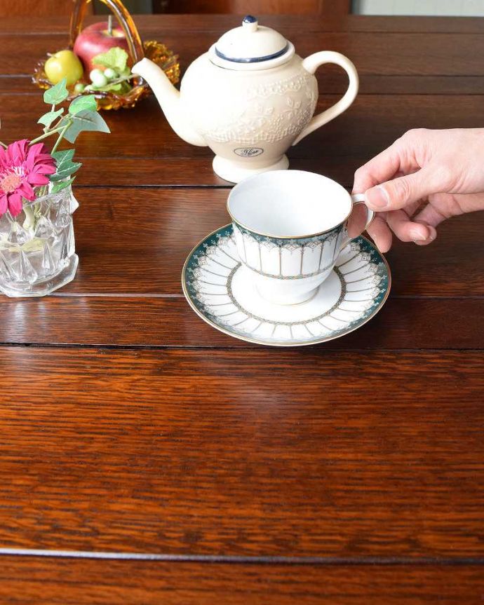 アンティークのテーブル アンティーク家具 アンティーク英国家具、2本脚のドローリーフテーブル(伸張式テーブル)。近づいて見てみると、天板はこんな感じです。(m-542-f)