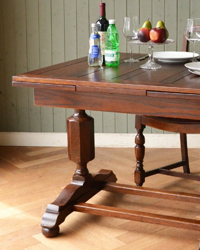 アンティークのテーブル アンティーク家具 アンティーク英国家具、2本脚のドローリーフテーブル(伸張式テーブル)。やっぱり目が行く重厚なデザインの脚重厚な雰囲気のバルボスレッグと呼ばれる美しい脚が一番の特長。(m-542-f)