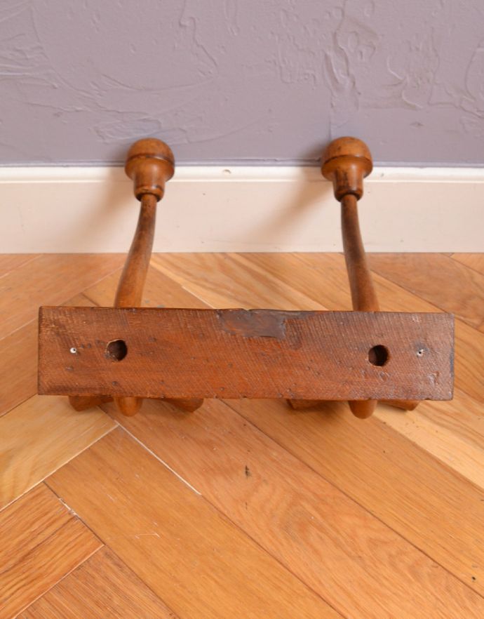 ウォールシェルフ・ウォールハンガー アンティーク家具 フランスのアンティーク雑貨、バンブー×木製のベントウッドのコートフック(2連フック)。後ろ側を見てみると・・・アンティークは新品ではないので、もちろん経年変化によるキズはありますが、壁への取り付け部分も職人がキレイに修復しました。(m-547-f)