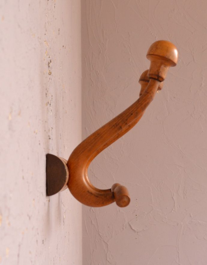 ウォールシェルフ・ウォールハンガー アンティーク家具 フランスのアンティーク雑貨、バンブー×木製のベントウッドのコートフック(2連フック)。横から見ても可愛いデザインですもちろん横顔だって可愛いデザイン。(m-547-f)