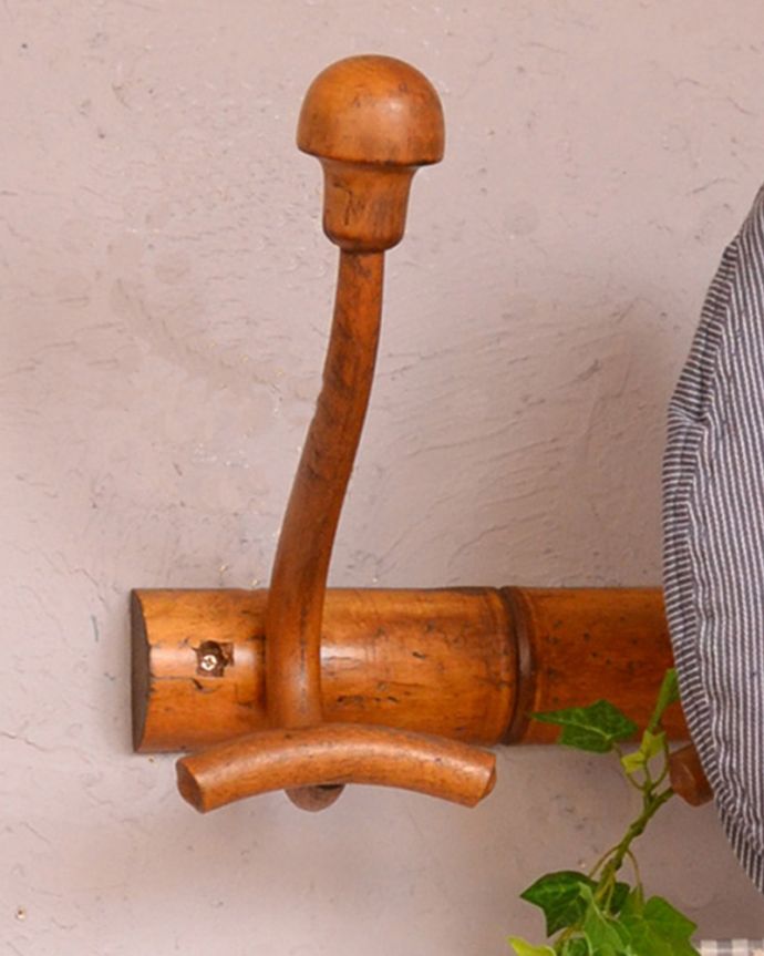 ウォールシェルフ・ウォールハンガー アンティーク家具 フランスのアンティーク雑貨、バンブー×木製のベントウッドのコートフック(2連フック)。壁のオシャレを楽しみましょう何もない壁にビスで取り付けるだけ。(m-547-f)