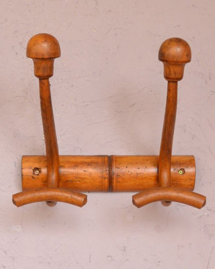 ウォールシェルフ・ウォールハンガー アンティーク家具 フランスのアンティーク雑貨、バンブー×木製のベントウッドのコートフック(2連フック)。壁をオシャレに魅せてくれる小さなアンティークアンティークのフックボードを何もない壁に取り付けるだけで、なんだかお部屋をオシャレに魅せてくれるんです。(m-547-f)