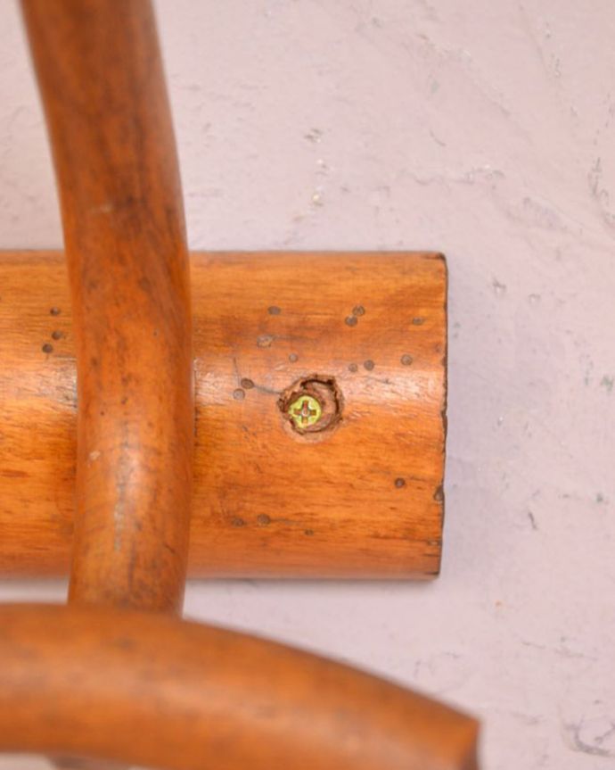 ウォールシェルフ・ウォールハンガー アンティーク家具 フランスのアンティーク雑貨、バンブー×木製のベントウッドのコートフック(2連フック)。カンタンに取り付けできます女性でもお家の壁にカンタンに取り付けできます(ビスは付いていません)【 ビス間隔 】幅23.5cm。(m-547-f)