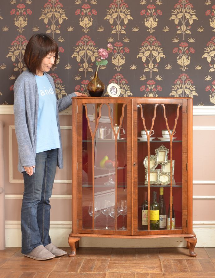アンティークのキャビネット　アンティーク家具　英国の素敵なアンティーク家具、明るい色のガラスキャビネット。おススメ度No,1のアンティーク家具いろんな場所で使えてお部屋に魅せ場を作ってくれるガラスのキャビネットはアンティーク家具の中でもイチオシの家具です。(m-555-f)