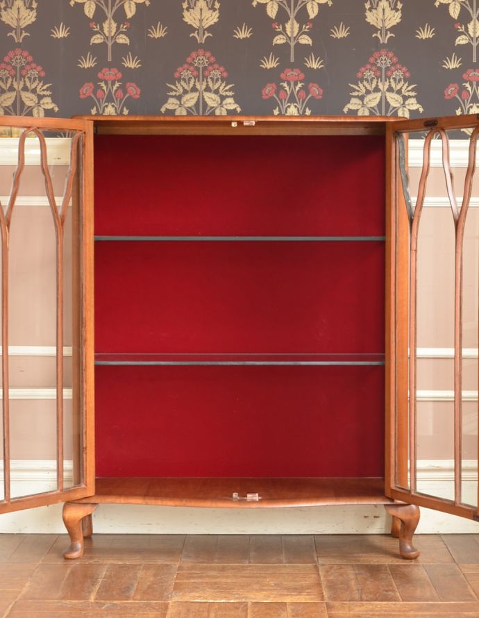 アンティークのキャビネット　アンティーク家具　英国の素敵なアンティーク家具、明るい色のガラスキャビネット。扉を開けてみると･･･職人がキレイに修復して、背板も新しい生地に張替えました。(m-555-f)