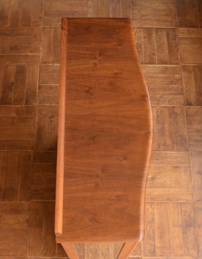 アンティークのキャビネット　アンティーク家具　英国の素敵なアンティーク家具、明るい色のガラスキャビネット。塗装もキレイに仕上げました上から見るとこんな形のキャビネットです。(m-555-f)