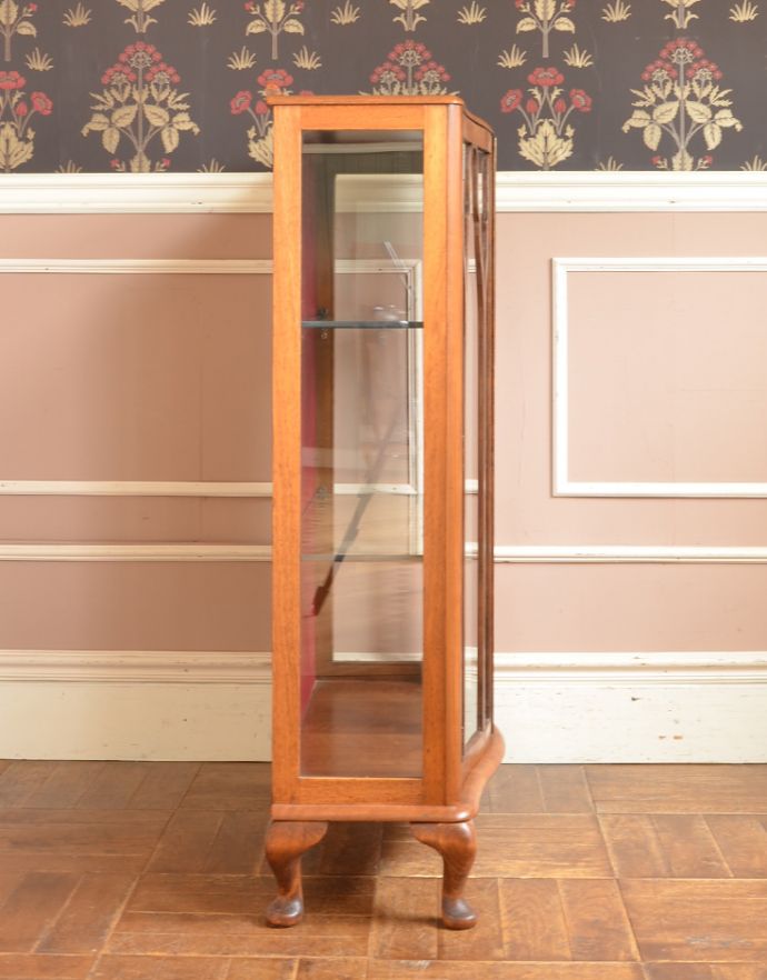 アンティークのキャビネット　アンティーク家具　英国の素敵なアンティーク家具、明るい色のガラスキャビネット。横から見ても素敵なんです三方向がガラスのキャビネット。(m-555-f)