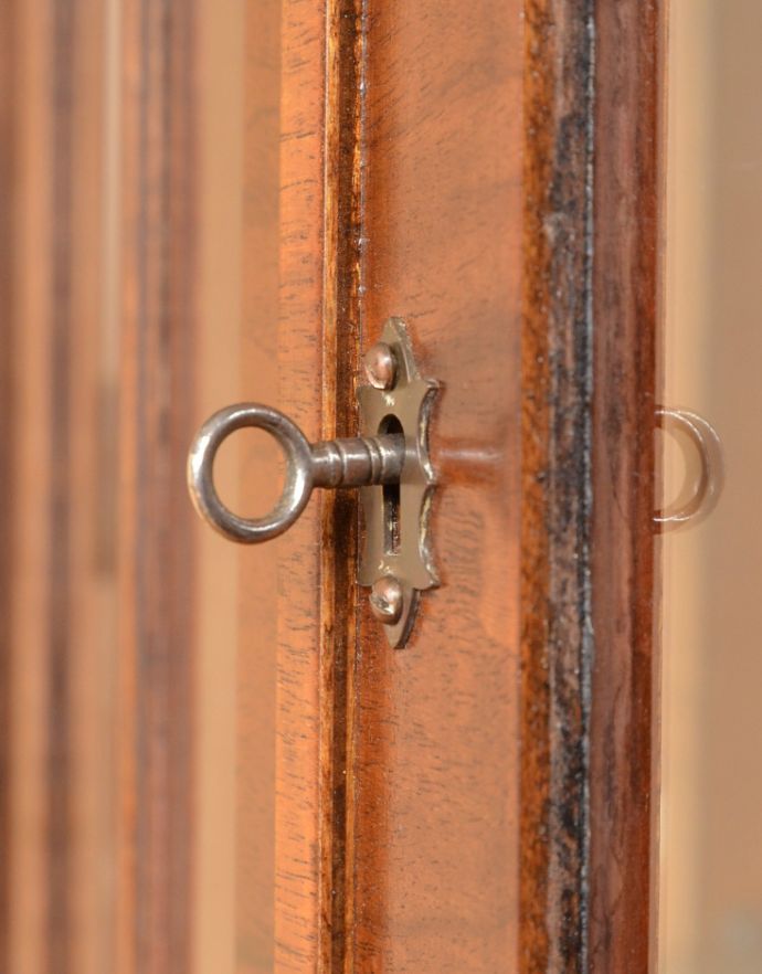 アンティークのキャビネット　アンティーク家具　英国の素敵なアンティーク家具、明るい色のガラスキャビネット。開ける度にワクワク取っ手もアンティークらしいデザイン。(m-555-f)