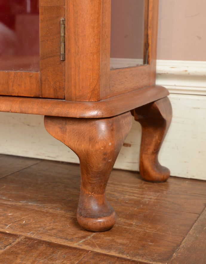 アンティークのキャビネット　アンティーク家具　英国の素敵なアンティーク家具、明るい色のガラスキャビネット。女性１人でラクラク運べちゃうんですHandleのアンティークは、脚の裏にフェルトキーパーをお付けしています。(m-555-f)