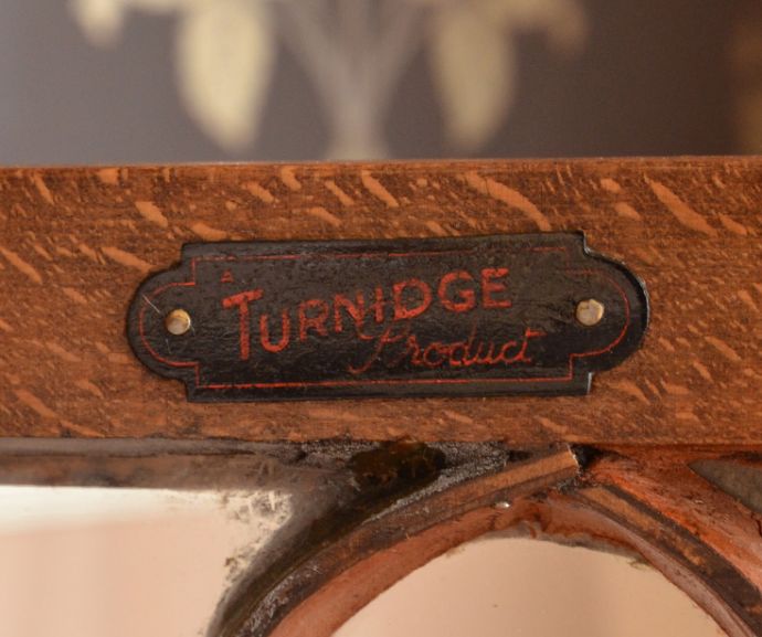 アンティークのキャビネット　アンティーク家具　英国の素敵なアンティーク家具、明るい色のガラスキャビネット。メーカーのタグが残っていました。(m-555-f)